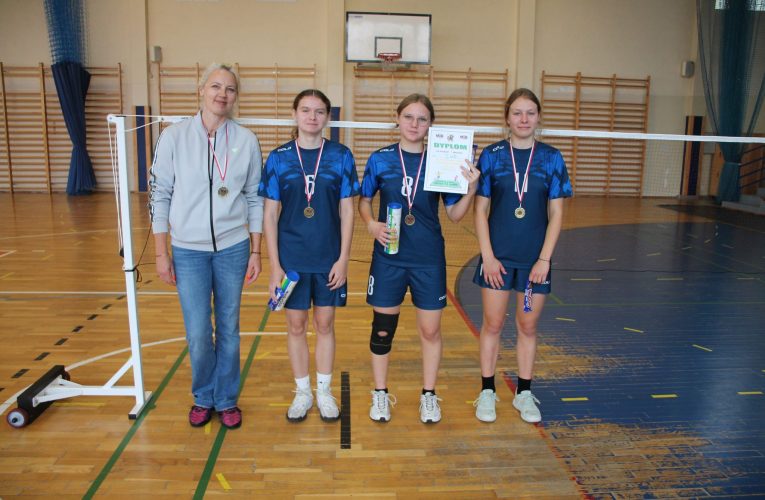 Nasze badmintonistki mistrzyniami powiatu